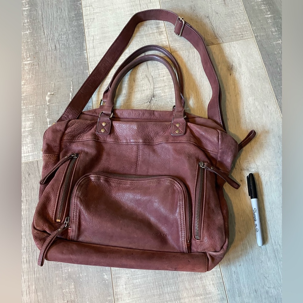 Chic Leather Tote Bag in Burgundy